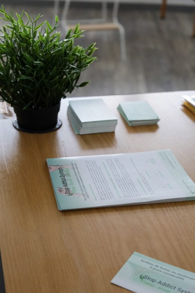 Carnet et espace de réflexion illustrant une démarche de reprise de contrôle des habitudes et consommations
