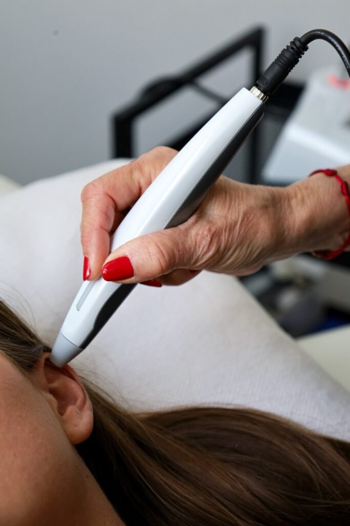 Application de luminopuncture avec appareil de stimulation lumineuse sans aiguille lors d’une séance d’accompagnement